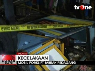 Meluncur Dari Turunan, Forklift Tabrak Warung di Cilincing