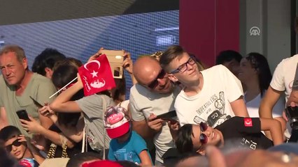 İzmir'in kurtuluşunun 96. yıl dönümü - Solo Türk ve Türk Yıldızları gösteri sundu