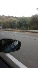 Une voiture en feu sur l'A8