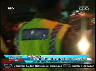 Télécharger la video: Para Pembalap Liar Nekat Terobos Barisan Polisi