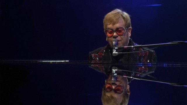 أيقونة الموسيقى إلتون جون يودع عالم الفن بجولة أخيرة حول العالم