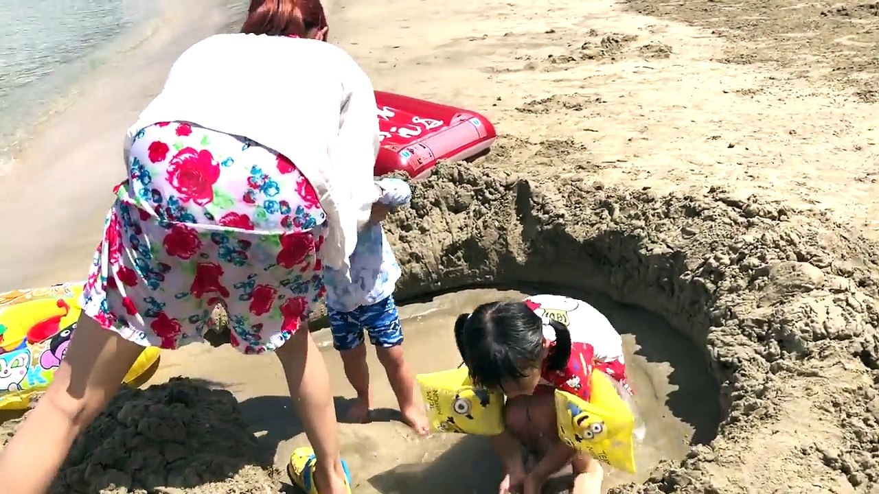 砂浜にプール？波で水が入るようにして遊んだよ❣️【ココロマン普段の様子】