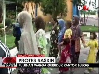 Warga Demak Protes Raskin yang Dibagikan Busuk dan Bau