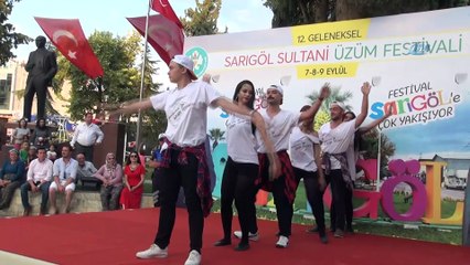 Sarıgöl’de Serdar Ortaç ve Doğukan Manço üzüm suyu çıkardı
