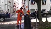 Andria: prende fuoco un bidoncino dei rifiuti in Piazza Umberto I, intervengono i volontari federiciani