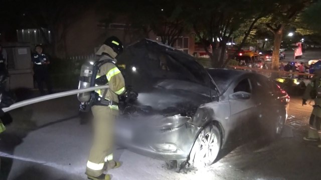 달리던 승용차에 불...엔진룸 발화 추정 / YTN