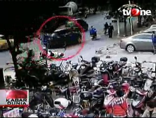 Mobil SUV Tabrak 9 Sepeda Motor Terekam CCTV
