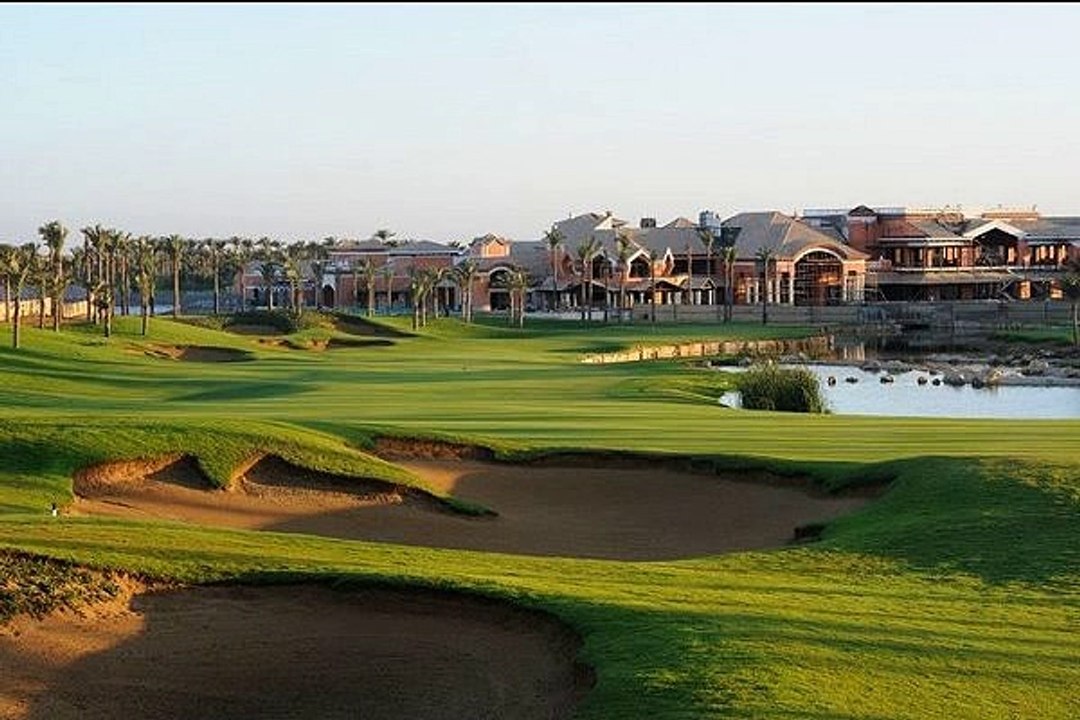 فيلا 4 ادوار متشطبه بالكامل علي الجولف للبيع في القطاميه ديونز