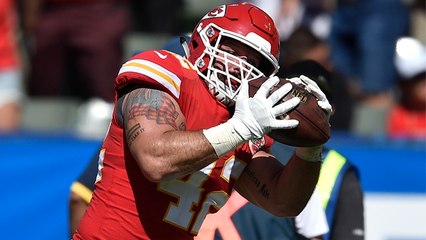 Mahomes lofts pass over Kyle Emanuel to Anthony Sherman for TD