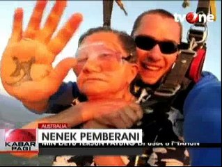 Nenek 81 Tahun Terjun Payung dari Pesawat
