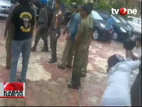 Protes Kepala Desa, Sejumlah Wanita Nekat Membuka Pakaian