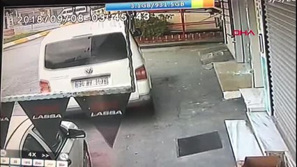 İstanbul Kepengi Açamayınca Araçla Dükkana Girdiler