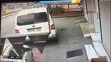 Kepengi açamayan hırsızlar dükkana araçla girdiler