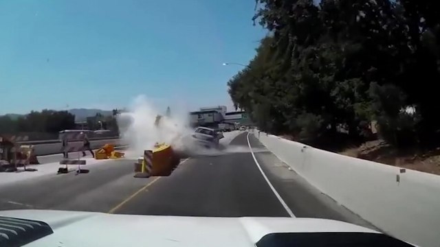 Un conducteur impatient a un violent accident en doublant un camion