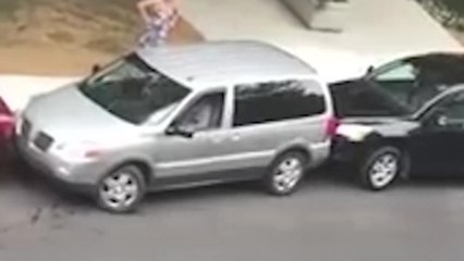 Un conducteur s'acharne pour se stationner dans un espace restreint