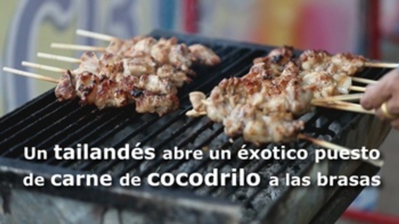 Un tailandés abre un éxotico puesto de carne de cocodrilo a las brasas