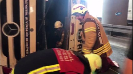 Yenikapı Sahil Yolu'nda hafriyat kamyonu devrildi