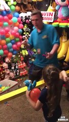 Cette fillette plante une fléchette en pleine tête du forain... Gagné!!!!