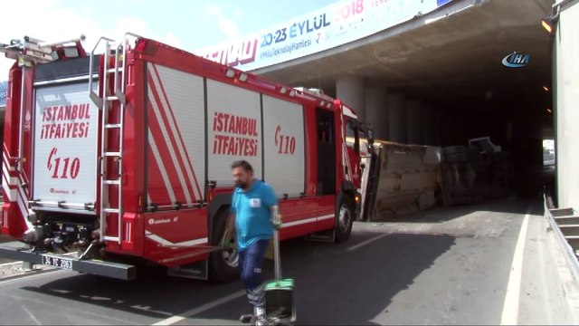 Devrilen hafriyat kamyonu yoldan kaldırılarak sahil yolu trafiğe açıldı