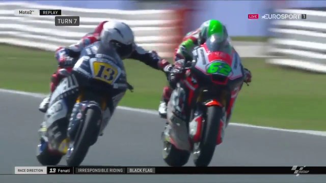 Le pilote de moto Fenati appuie sur le levier de frein de son adversaire en ligne droite