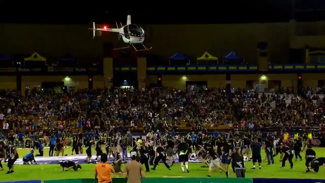 Le club Las Vegas Lights fait tomber de l'argent du ciel par un hélicoptère à la mi-temps !