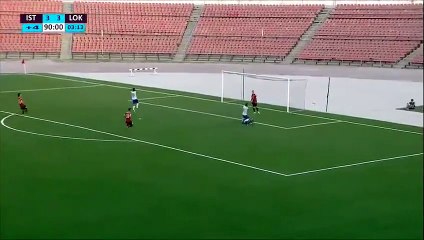 Un gardien de but se rattrape après une grosse boulette !