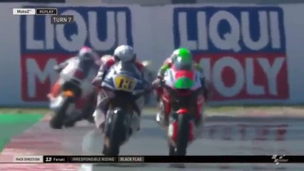 Yarış sırasında rakibinin frenini sıktı!