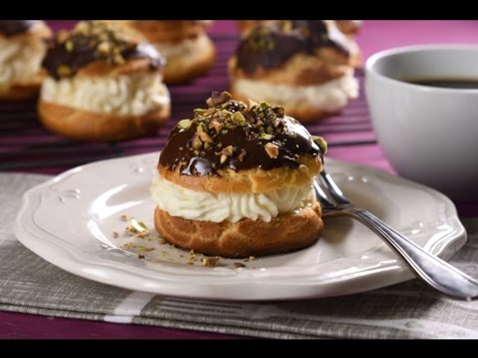 Profiteroles con Pistaches y Cubierta de Chocolate