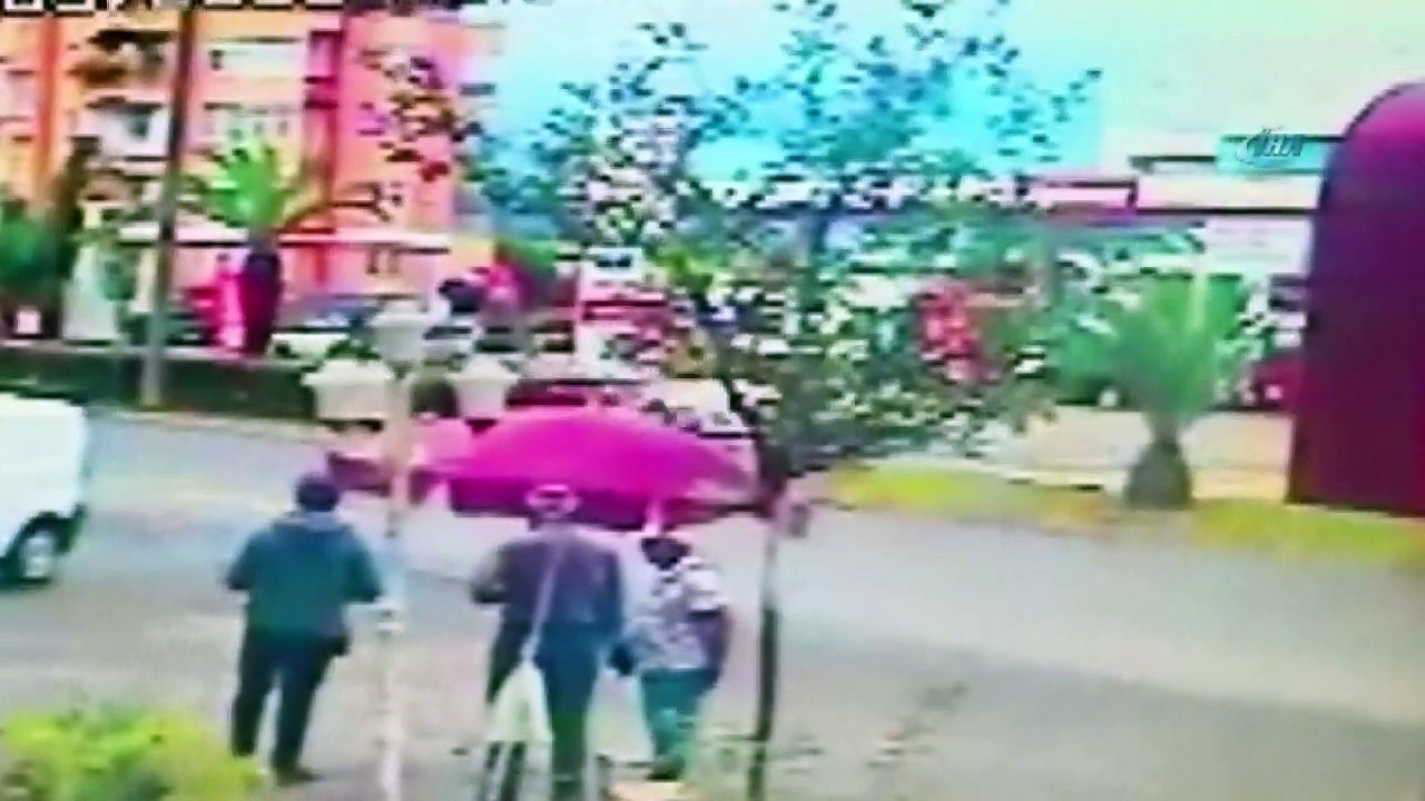 Yoldan Çıkan Otomobil Orta Refüjdeki Elektrik Direğine Böyle Çarptı: 3 Yaralı