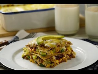Pastel Azteca con Salsa de Frijol y Chipotle | Cómo hacer PASTEL AZTECA