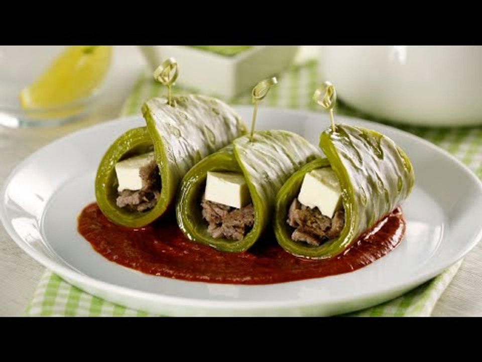 Nopales Rellenos de Carne y Queso en Salsa Roja