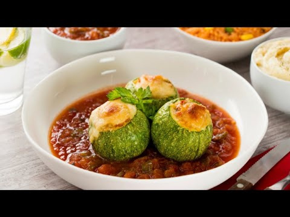 Calabazas Rellenas de Pollo en Salsa Roja