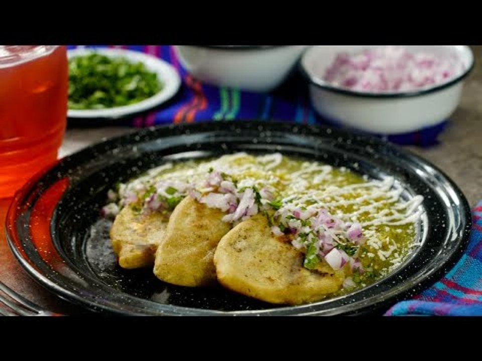 Tlacoyos de Papa en Salsa Verde