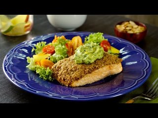Salmón en Costra de Almendras con Salsa de Aguacate