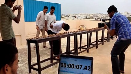 - Kafasıyla Hem Ceviz Hem De Rekor Kırdı