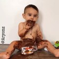 Un bébé mange du Nutella directement dans le pot