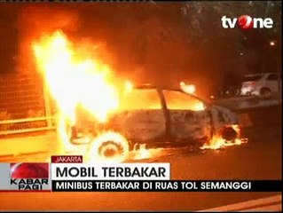 Sebuah Mobil Terbakar di Ruas Tol Dalam Kota Semanggi