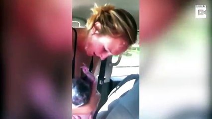 Une femme accouche dans la voiture (Texas)