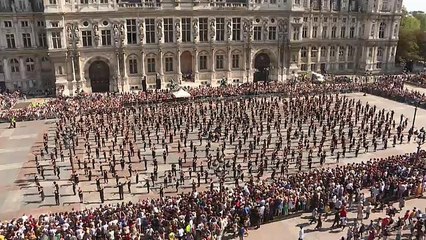 700 dansçı Akram Khan'ın eseri 'Kadamati' için bir arada