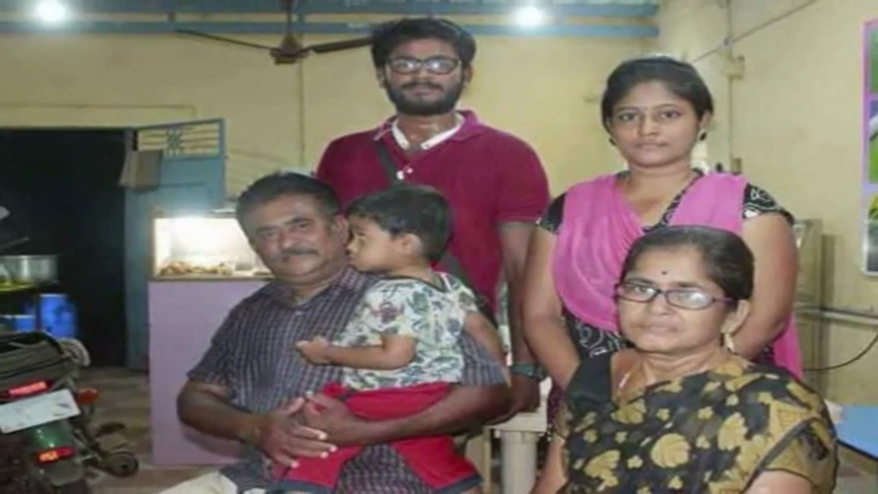 காதில் ஹெட்ஃபோன், ஸ்லிங் பேகுடன் இந்த இஞ்சினியர் ஏன் பால் கறக்கிறார்?