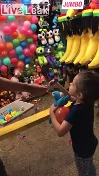 Elle plante une fléchette dans la tête du forain à la fête foraine !