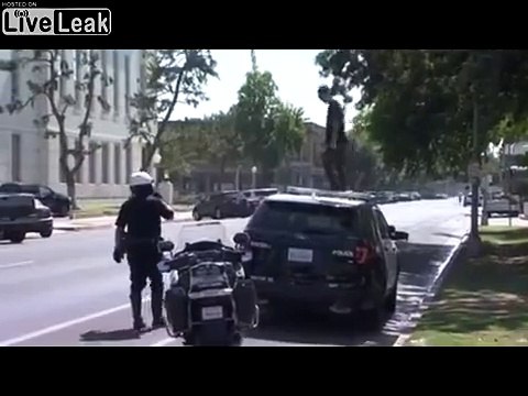 Il casse une voiture de police debout sur le toit... arrestation facile !