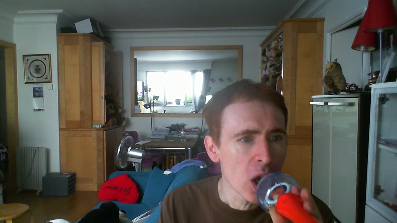 Wiwi égratigne "so do i say sorry first" de Stephanie McIntosh