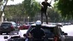 Un homme saute sur une voiture de police pour la détruire et se fait arreter