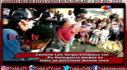 Luis vargas casi le hace el amor a pio  la distingancia en el escenario-telemicro-Video