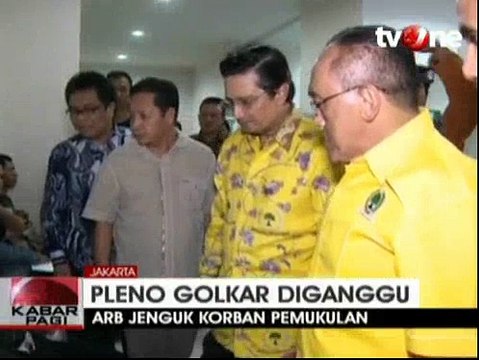 ARB Jenguk Korban Bentrok di Kantor DPP Golkar