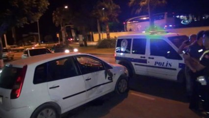 Kahvehane önünde oturan vatandaşlar ezilmekten son anda böyle kurtuldu