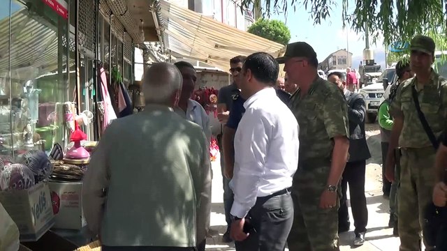 Şemdinli 34’üncü Hudut Tugay Komutanı Tuğgeneral Kılıç esnafı ziyaret etti