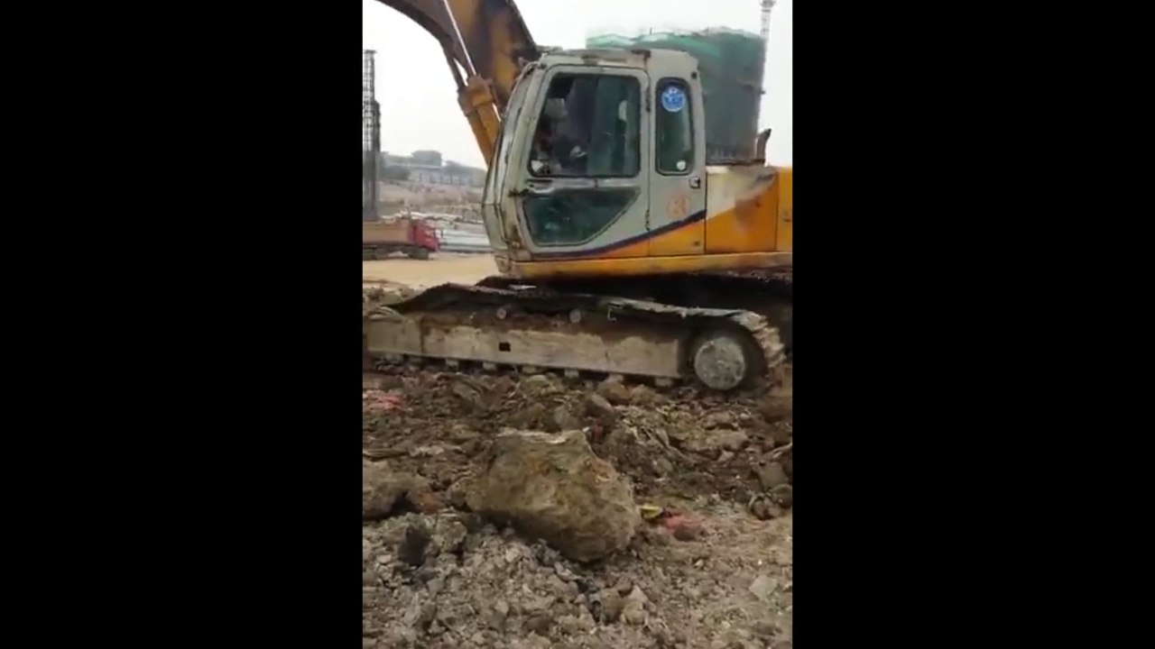 [anecdote]The excavator himself installs his own excavator crawler─影片