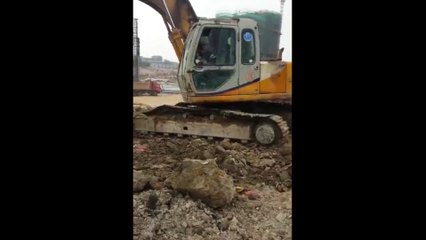 [anecdote]The excavator himself installs his own excavator crawler